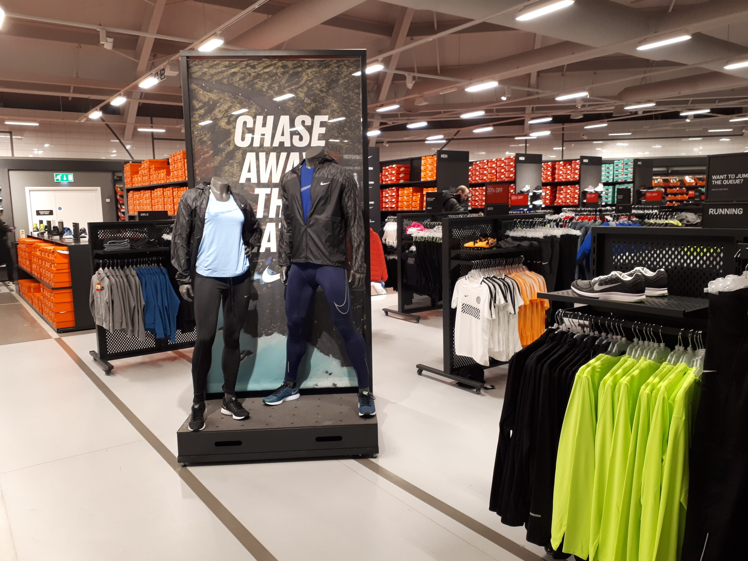 pavimenti resina negozi Nike