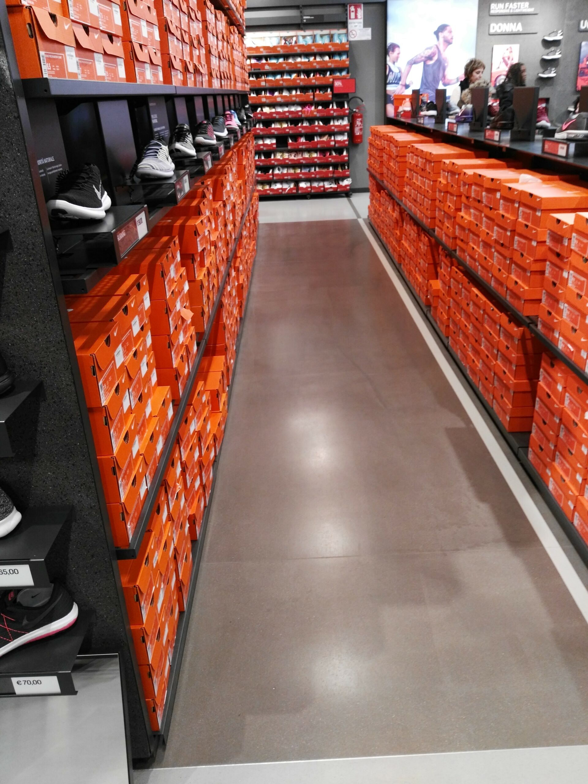 Pavimenti customizzati per brand store