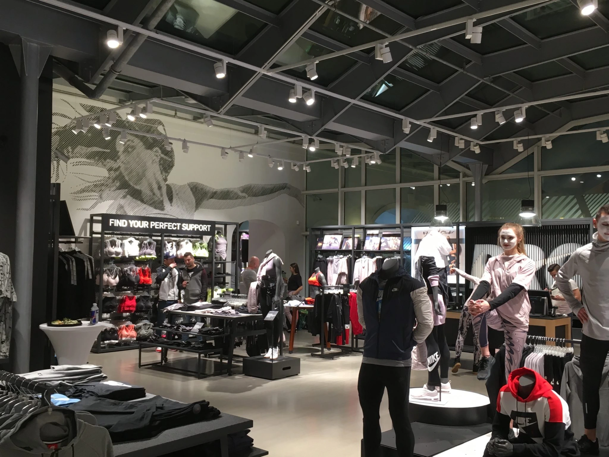 Pavimento in resina Ultratop levigato Nike Praga