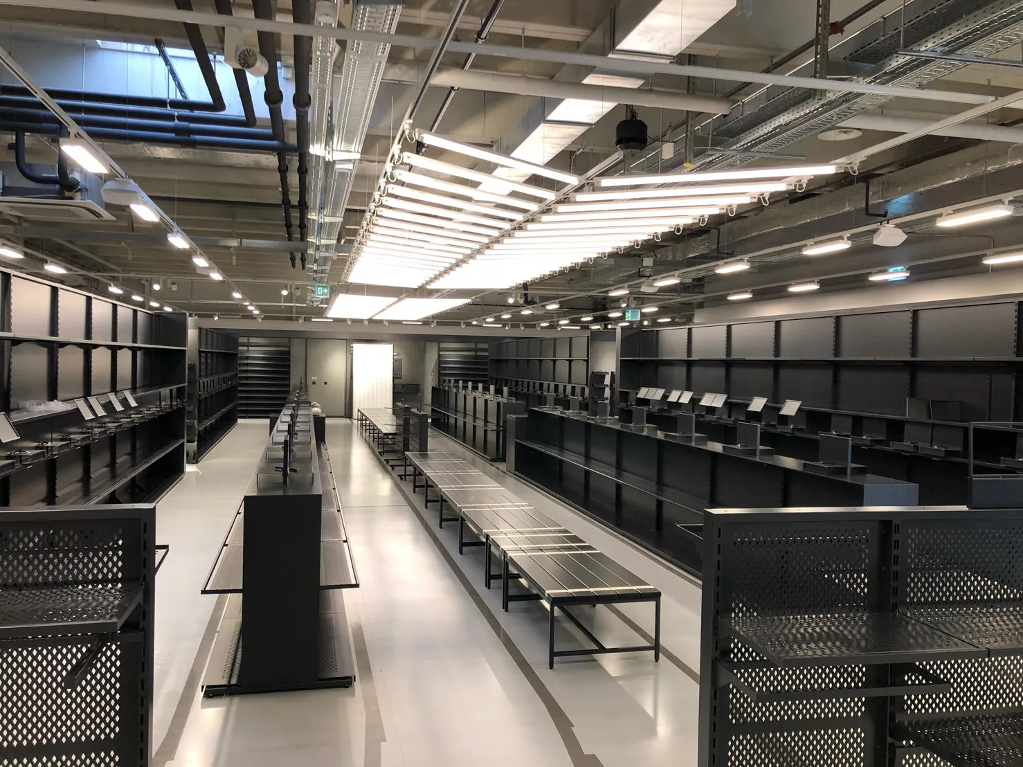 Nike Aubonne Pavimento in Ultratop levigato e sport lilnes