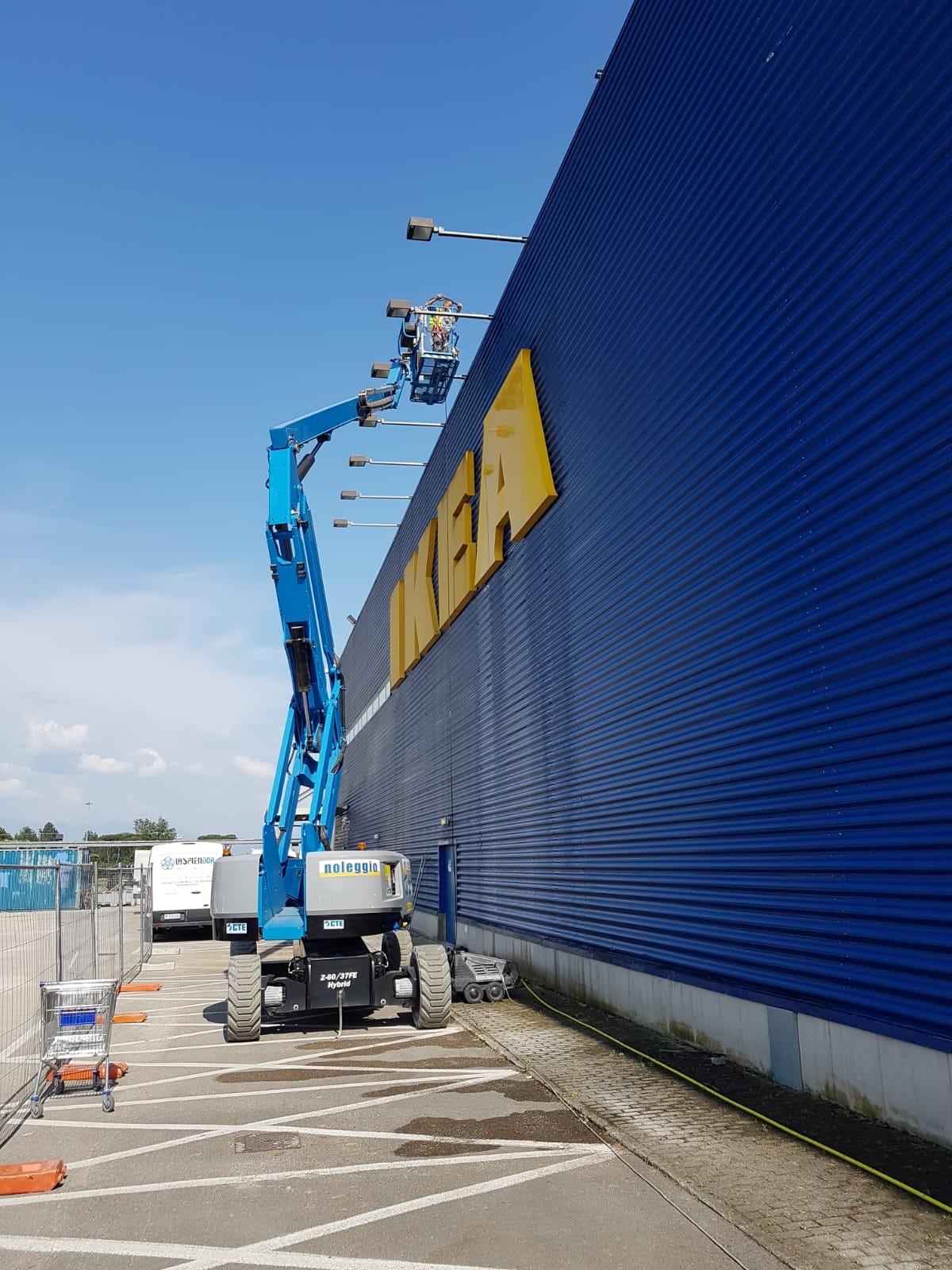 Prima Pavimenti for Ikea - Pittura facciate in metallo