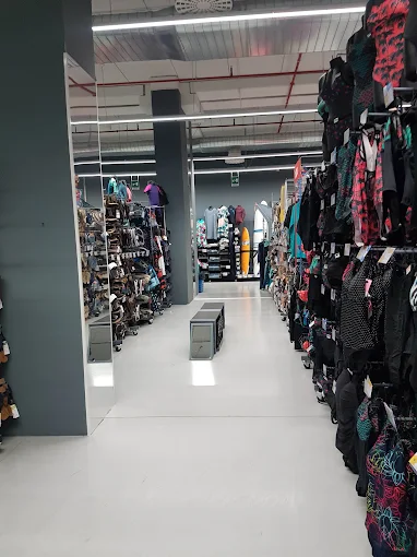 Prima Pavimenti in resina customizzati per Decathlon Laurentina