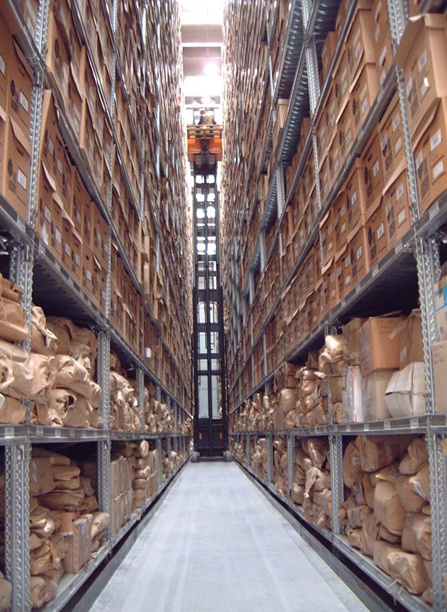 2020-calcestrauzzo-planarita01 pavimenti in resina per logistica e magazzini - corsie a grandi altezze