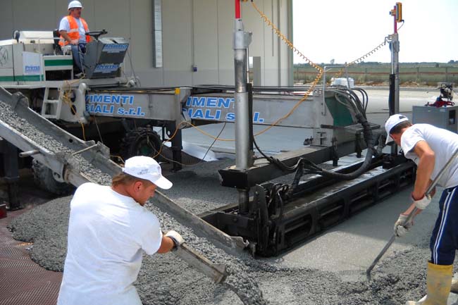 2020-laser-screed02 Prima Pavimenti - pavimentazioni aeroportuali Laser Screed - Aeroporto Tessera