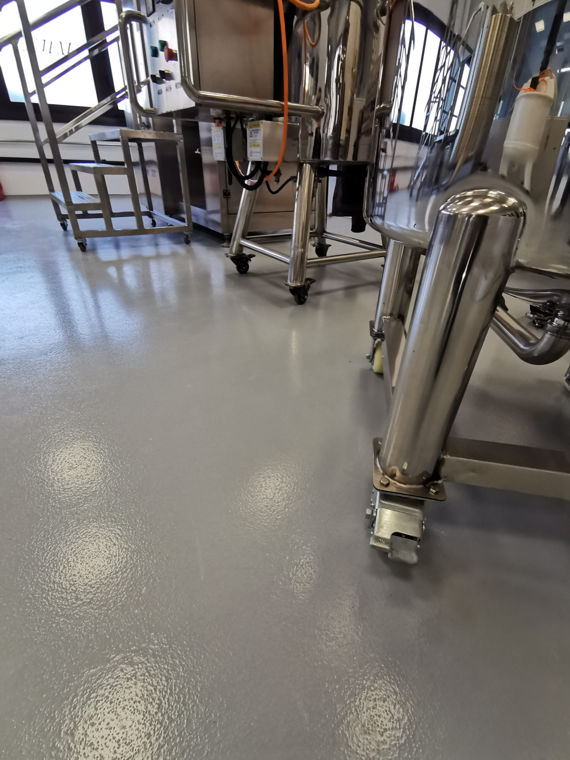 Laboratorio cosmetico, rivestimento in resina e sgusce
