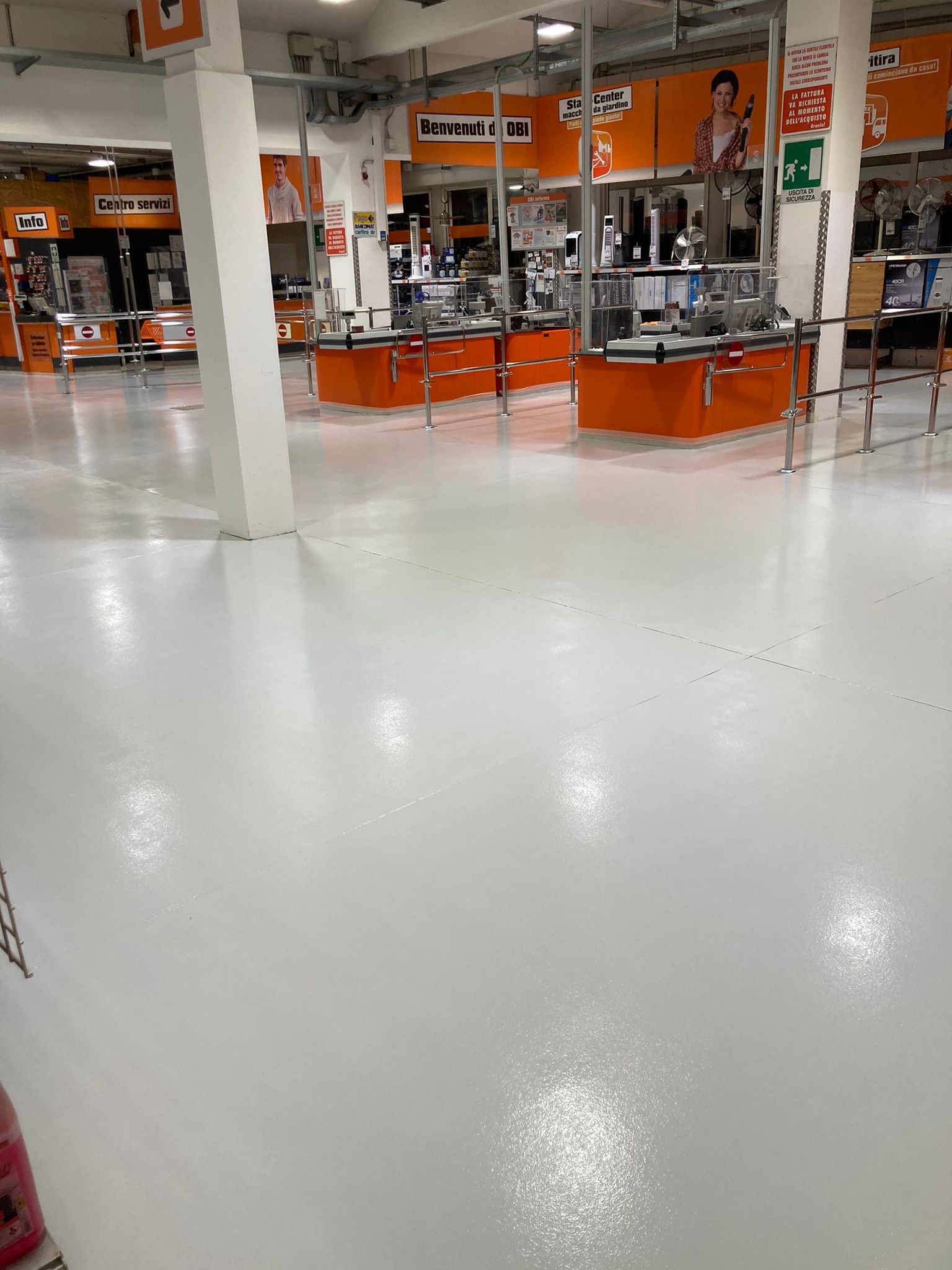Prima Pavimenti in resina per grande distribuzione - OBI Italia Trento