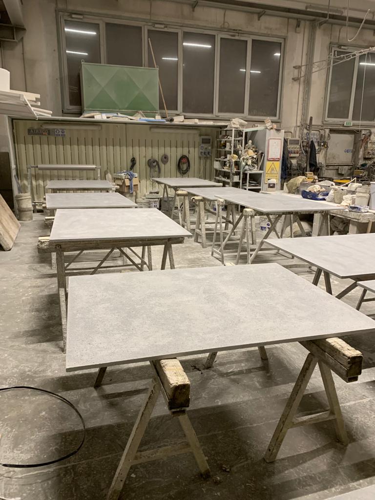 Lastre effetto "Concrete" per supporto espositivo e muro