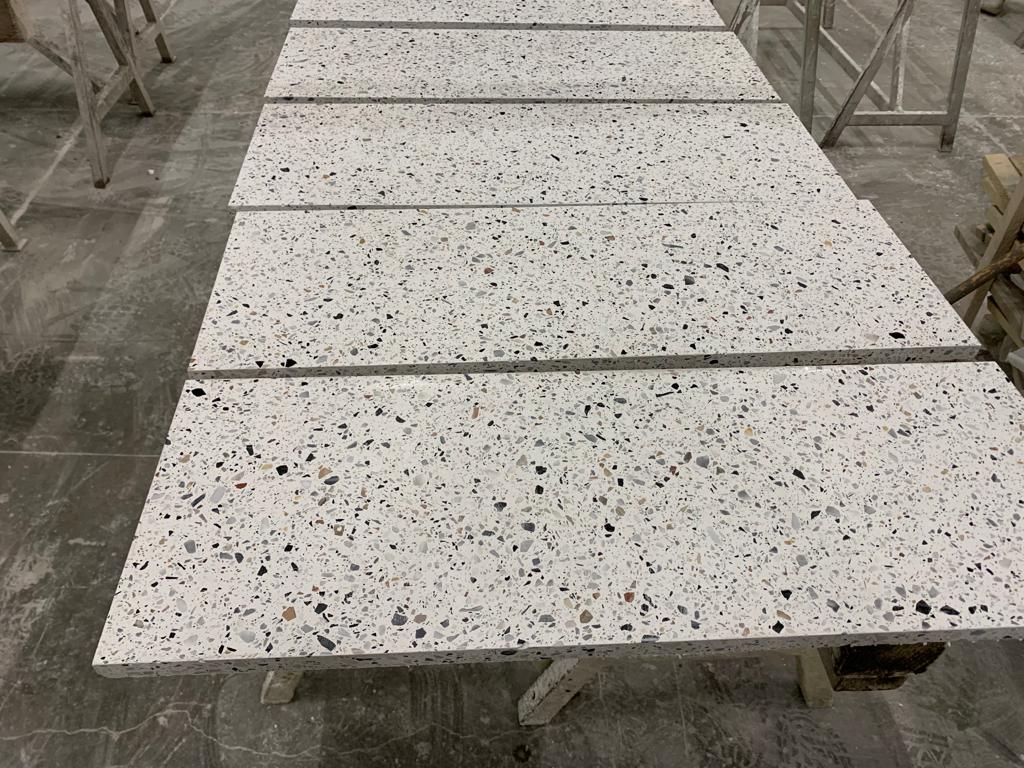 Lastre effetto "Terrazzo" per supporto espositivo e muro