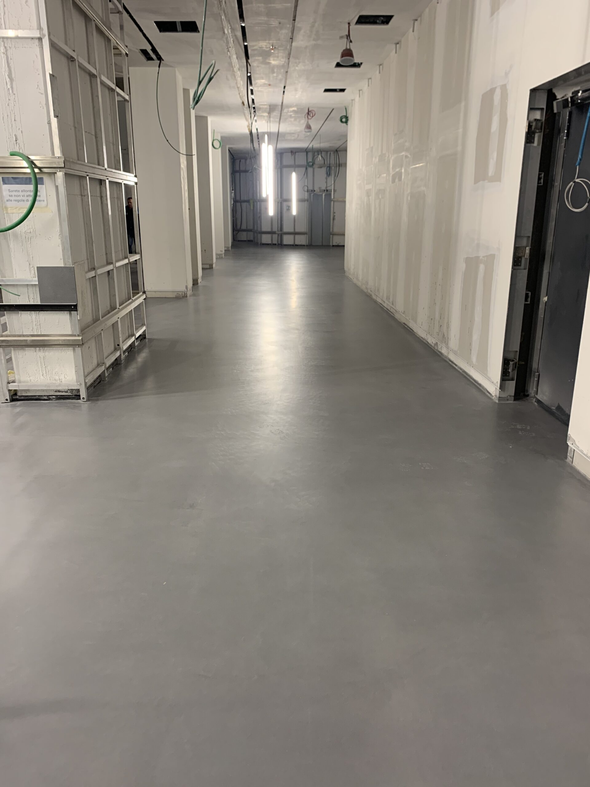 Prima Pavimenti in resina  personalizzati per il brand store END di via Mercanti Milano