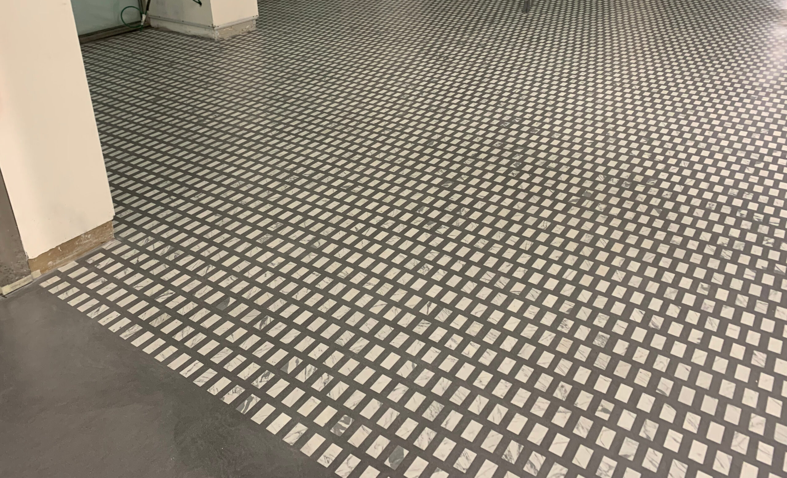 Pavimento in resina personalizzato con inserti in marmo (Carlo Scarpa) per END Store via Mercanti Milano