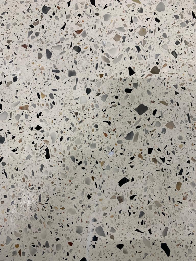 Lastre effetto "Terrazzo" per supporto espositivo e muro