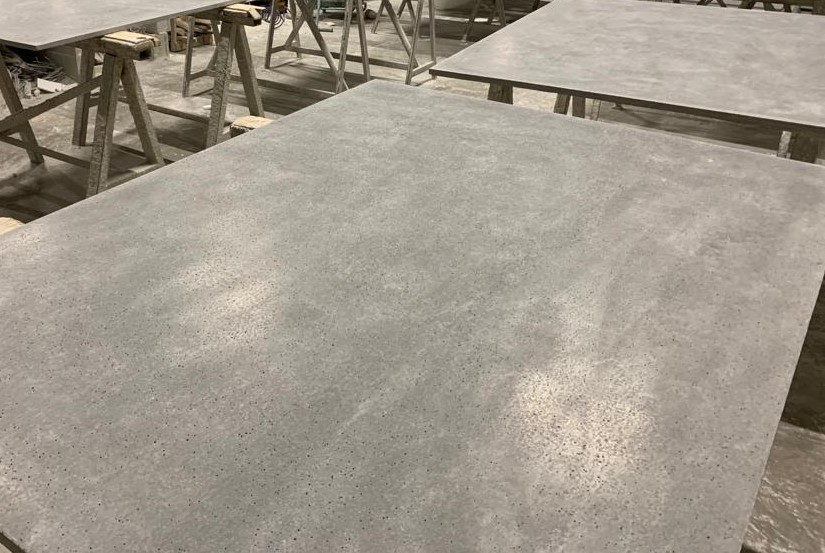 Lastre effetto "concrete" per supporto espositivo e muro