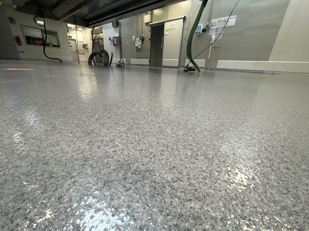 Rivestimento in resina multistrato ceramizzato per cucina industriale