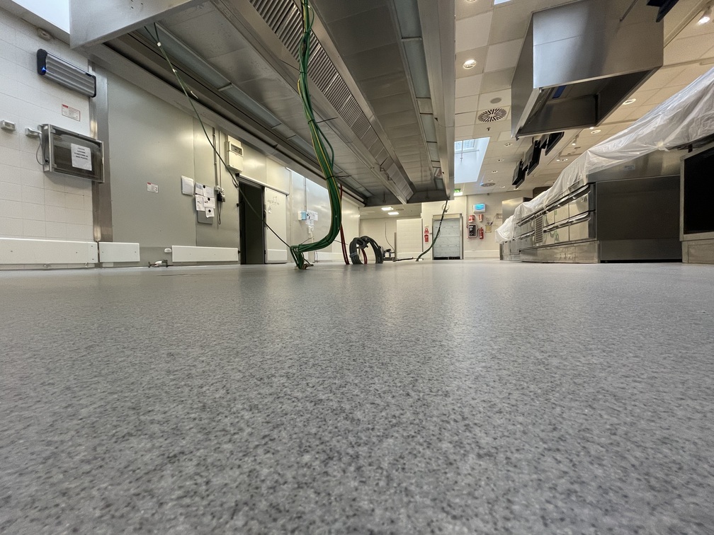 Prima pavimenti in resina con quarzi ceramizzati per le cucine Ikea