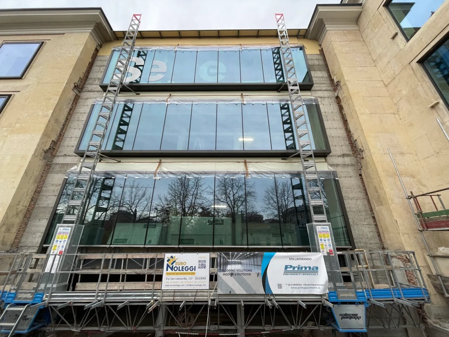 Rivestimenti autolivellanti Comfort per i pavimenti degli uffici Banca Sella Torino (ex sede Juventus) e Prima Drain Stone pavimentazione drenante per l'esterno