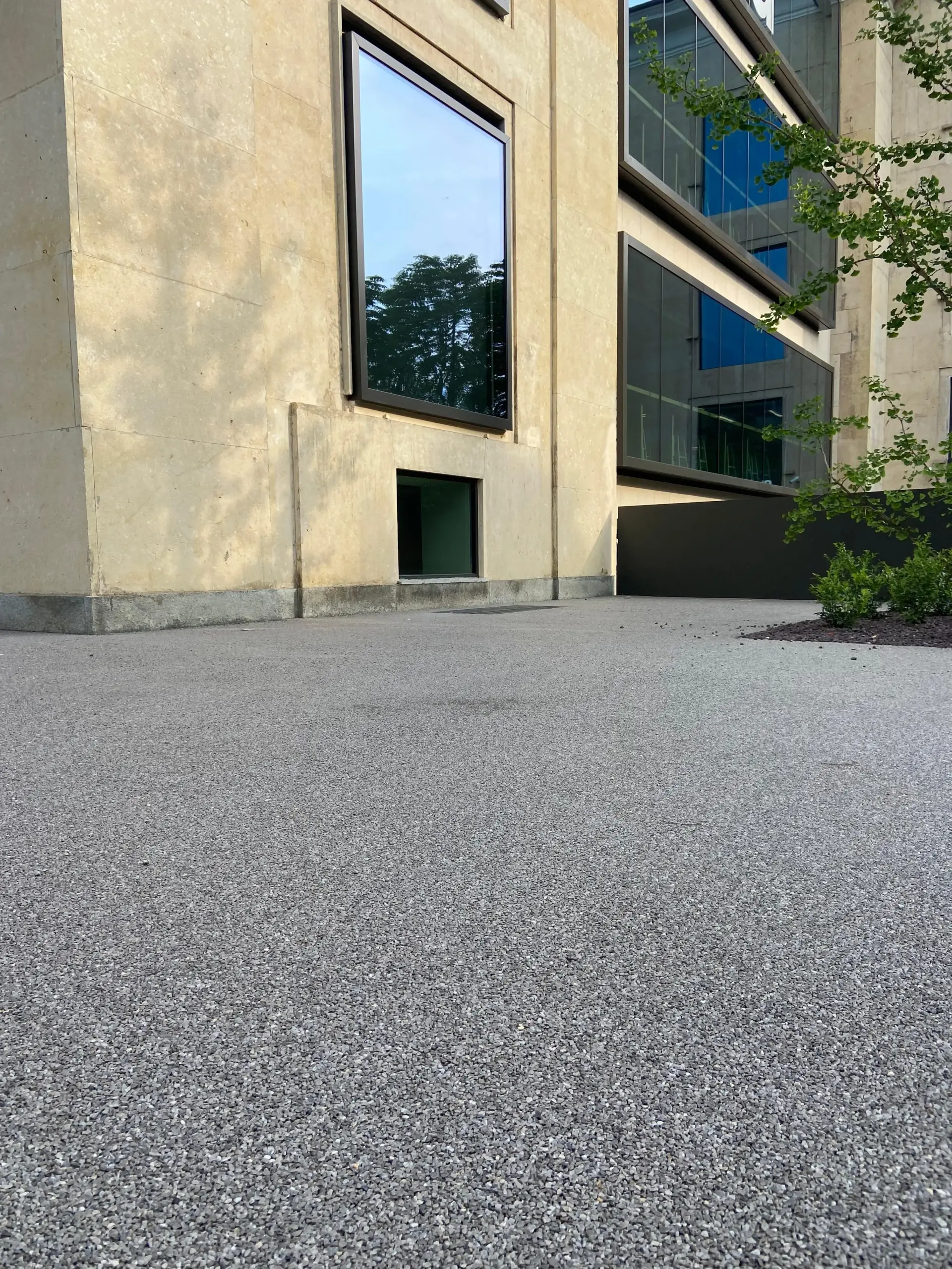 Prima Drain Stone pavimentazione drenante per gli esterni di Banca Sella Torino