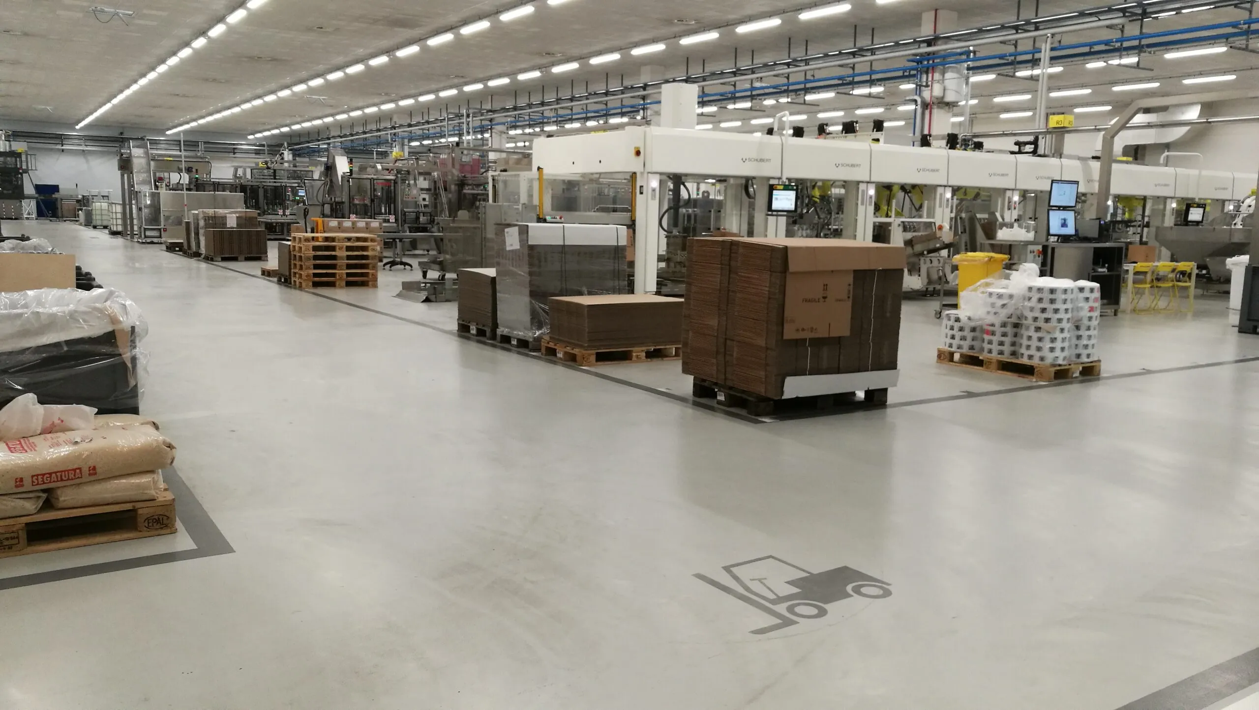 Pavimento in resina-stabilmento-cosmetica-GFL-Siziano-MI - 5000 mq