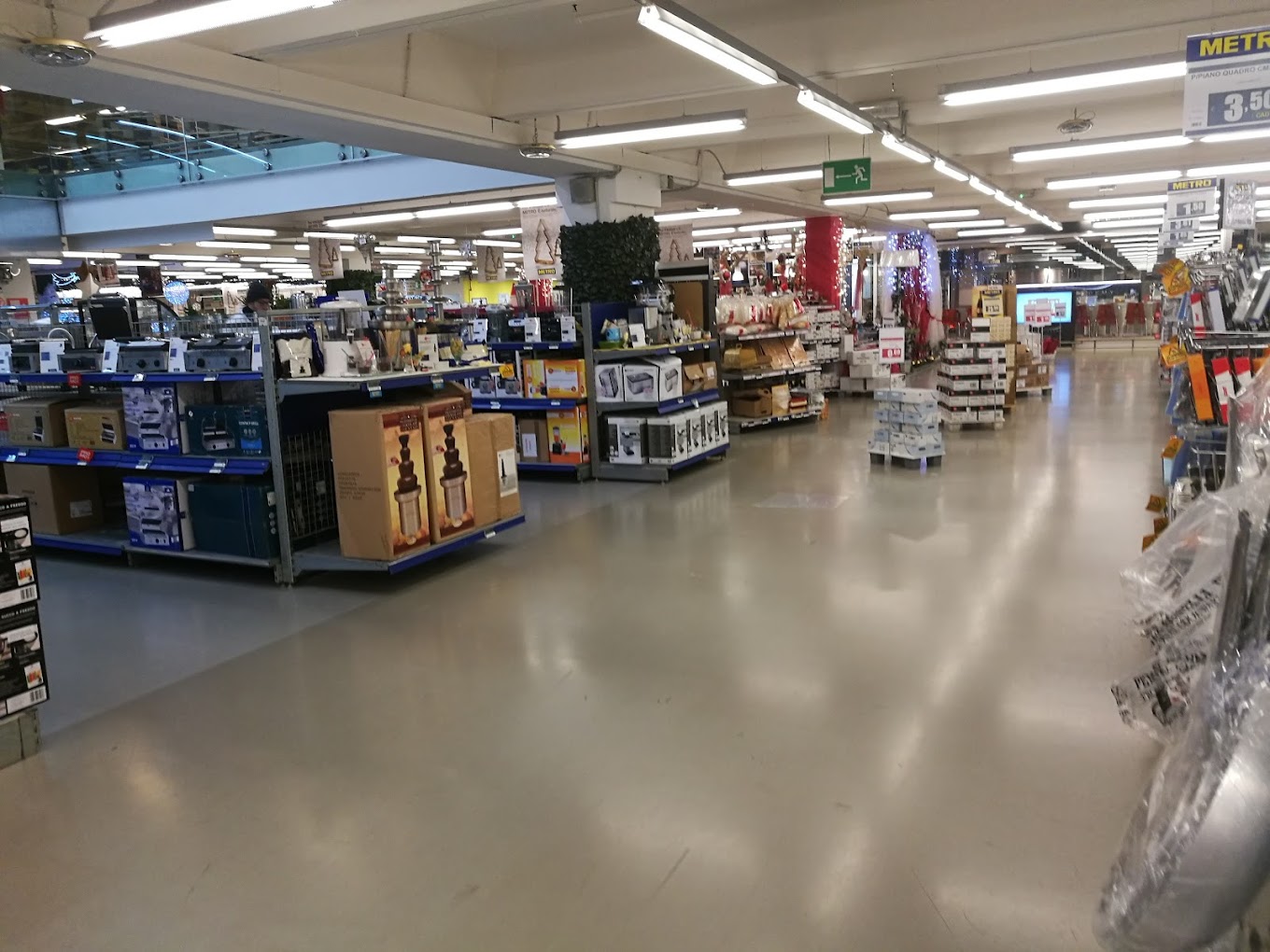 METRO Italy: Restoration of resin flooring in several stores