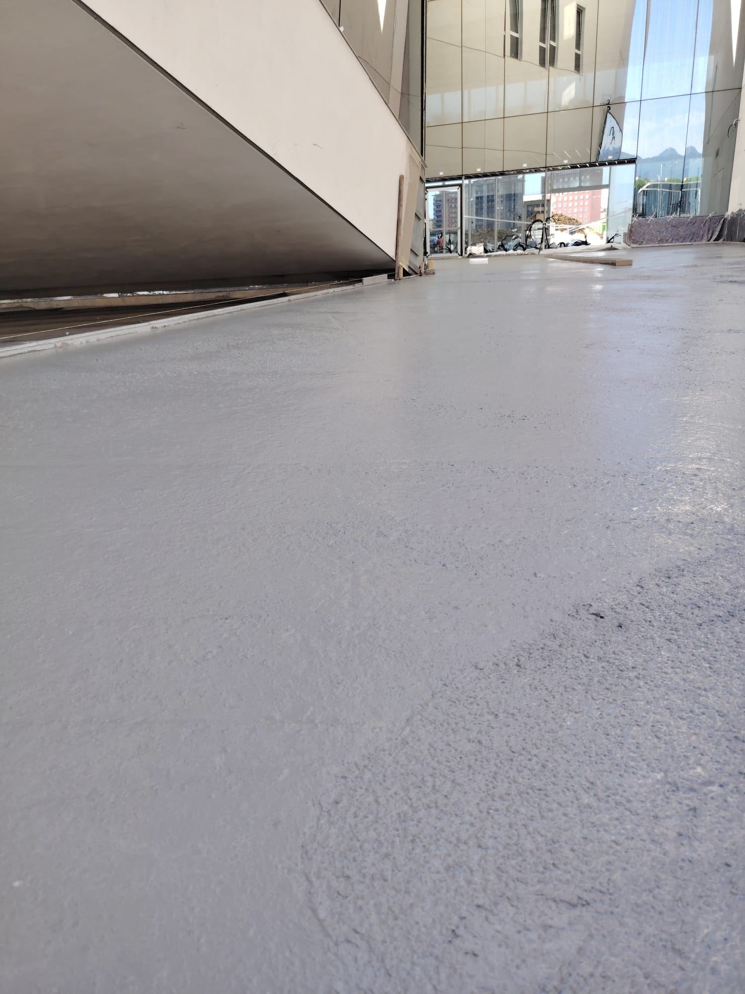Nuova sede Findomestic a Firenze: Pavimenti in Calcestruzzo Staggiati per il successivo rivestimento con PRIMA GROUND® – Calcestruzzo architettonico in sasso lavato a vista.