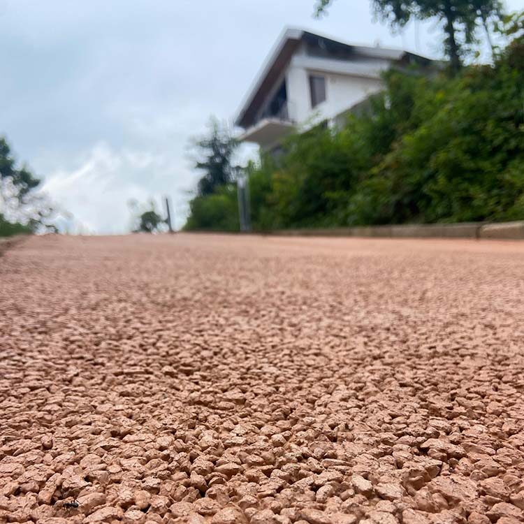 PRIMA IDRO® Pavimentazione in calcestruzzo drenante carrabile, pigmentato marrone scuro