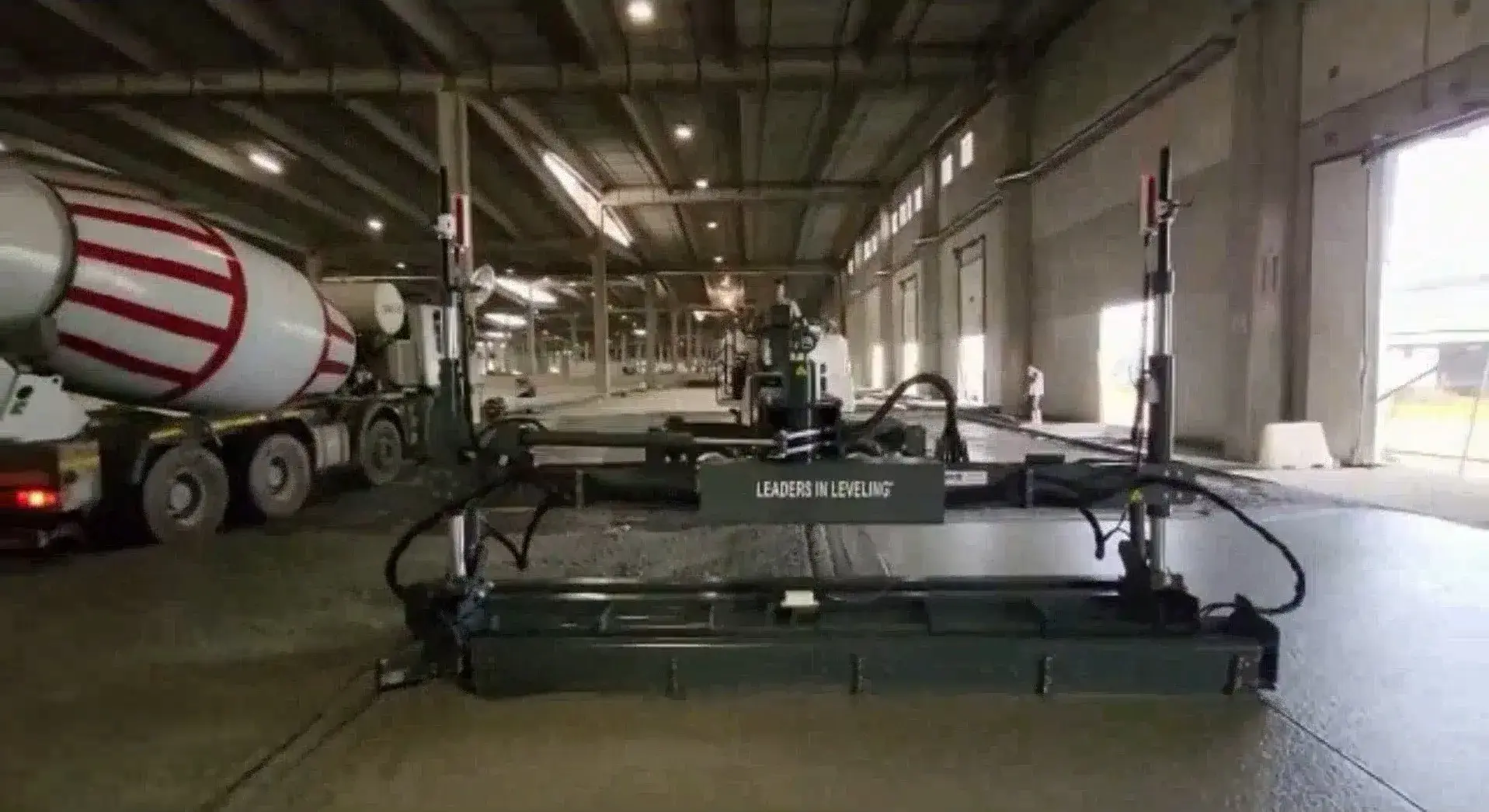 Per conto di In.tech spa, su incarico di Kryalos, proprietaria dell’immobile, attraverso il Fondo Mazer specializzato in logistica, e in collaborazione con Logicor Real Estate, leader nel settore della logistica, stiamo riqualificando le pavimentazioni dell'ampia area logistica in via della Corona Boreale 240 a Fiumicino (RM).