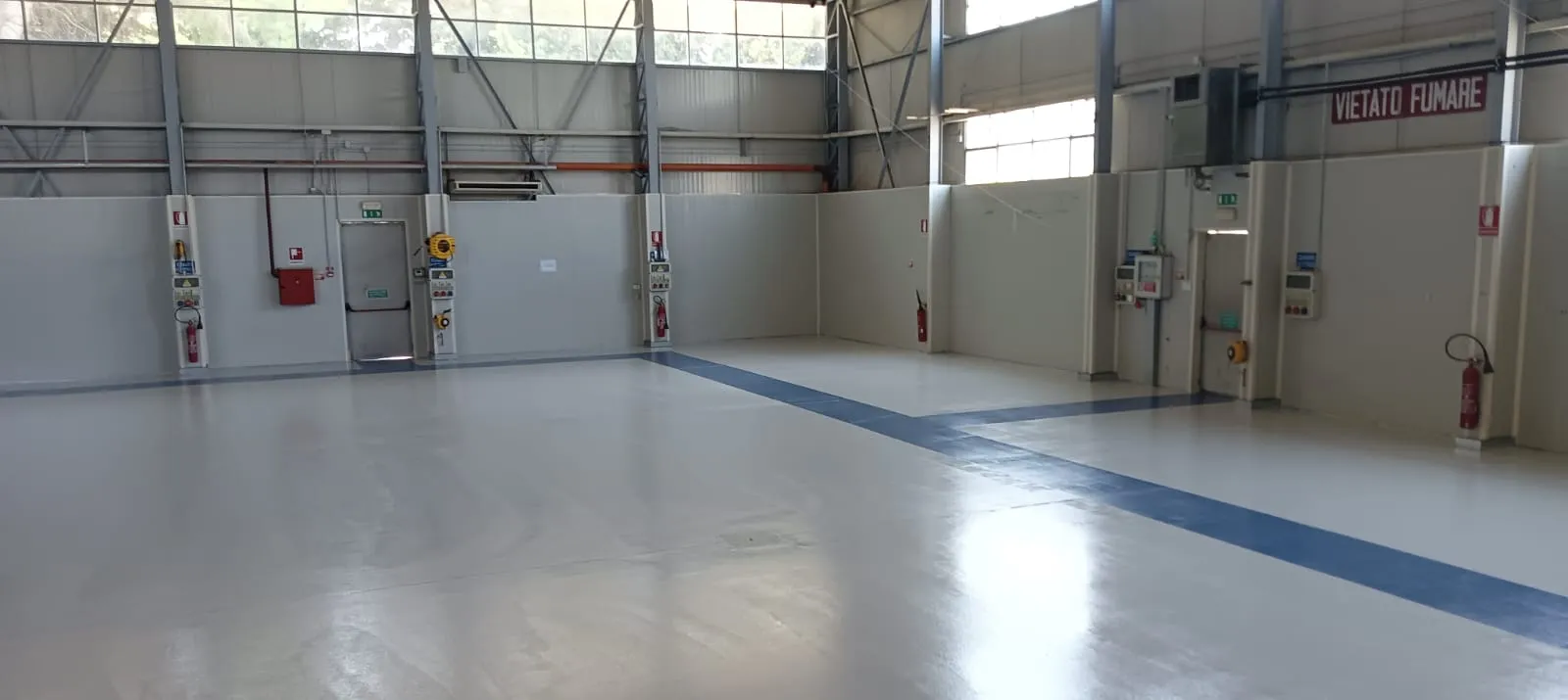 Pavimento in resina Pavimento in resina e segnaletica Hangar Elicotteri Polizia Di Stato IV Reparto Volo di Palermo