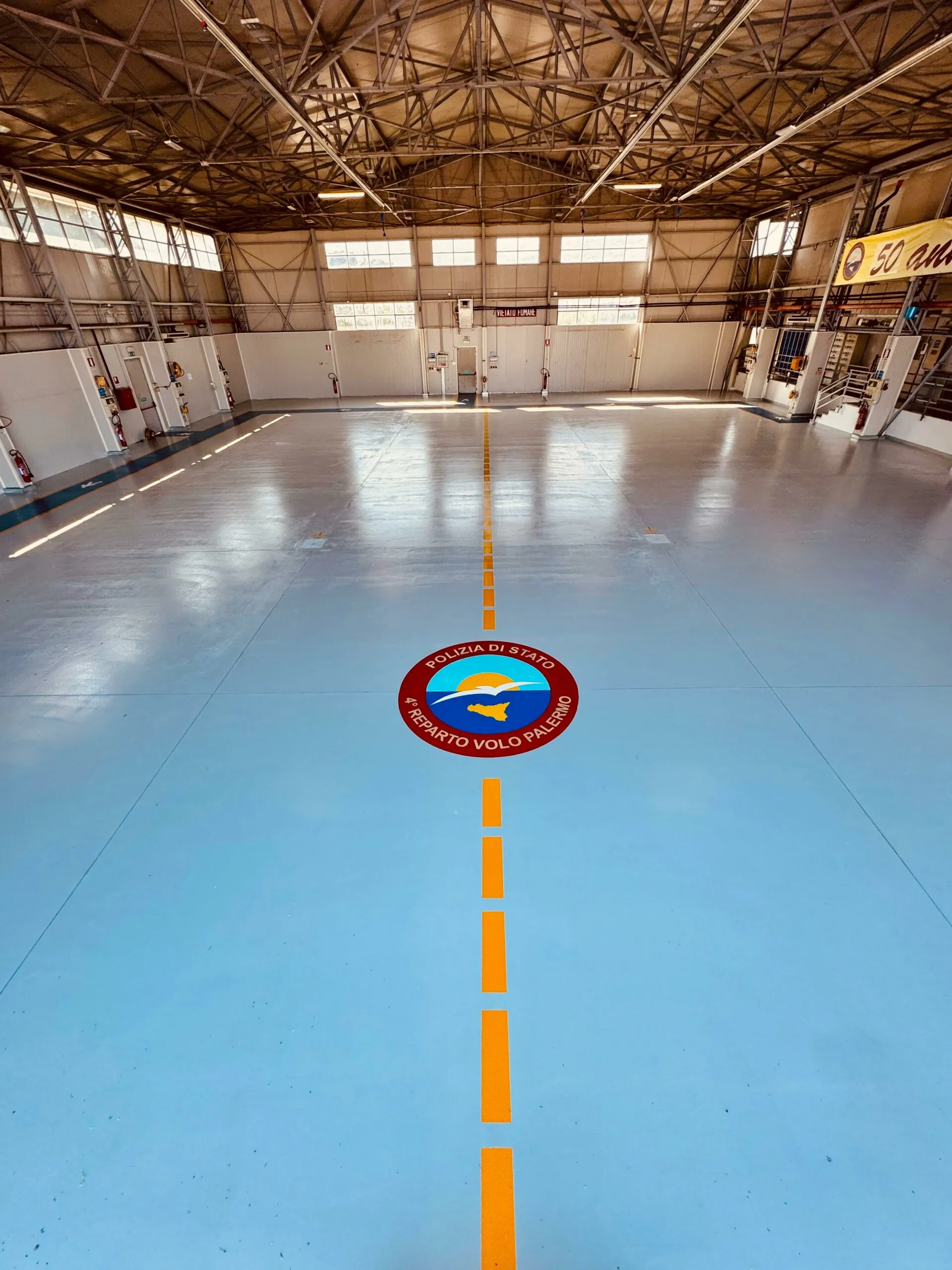Pavimento in resina Pavimento in resina e segnaletica Hangar Elicotteri Polizia Di Stato IV Reparto Volo di Palermo