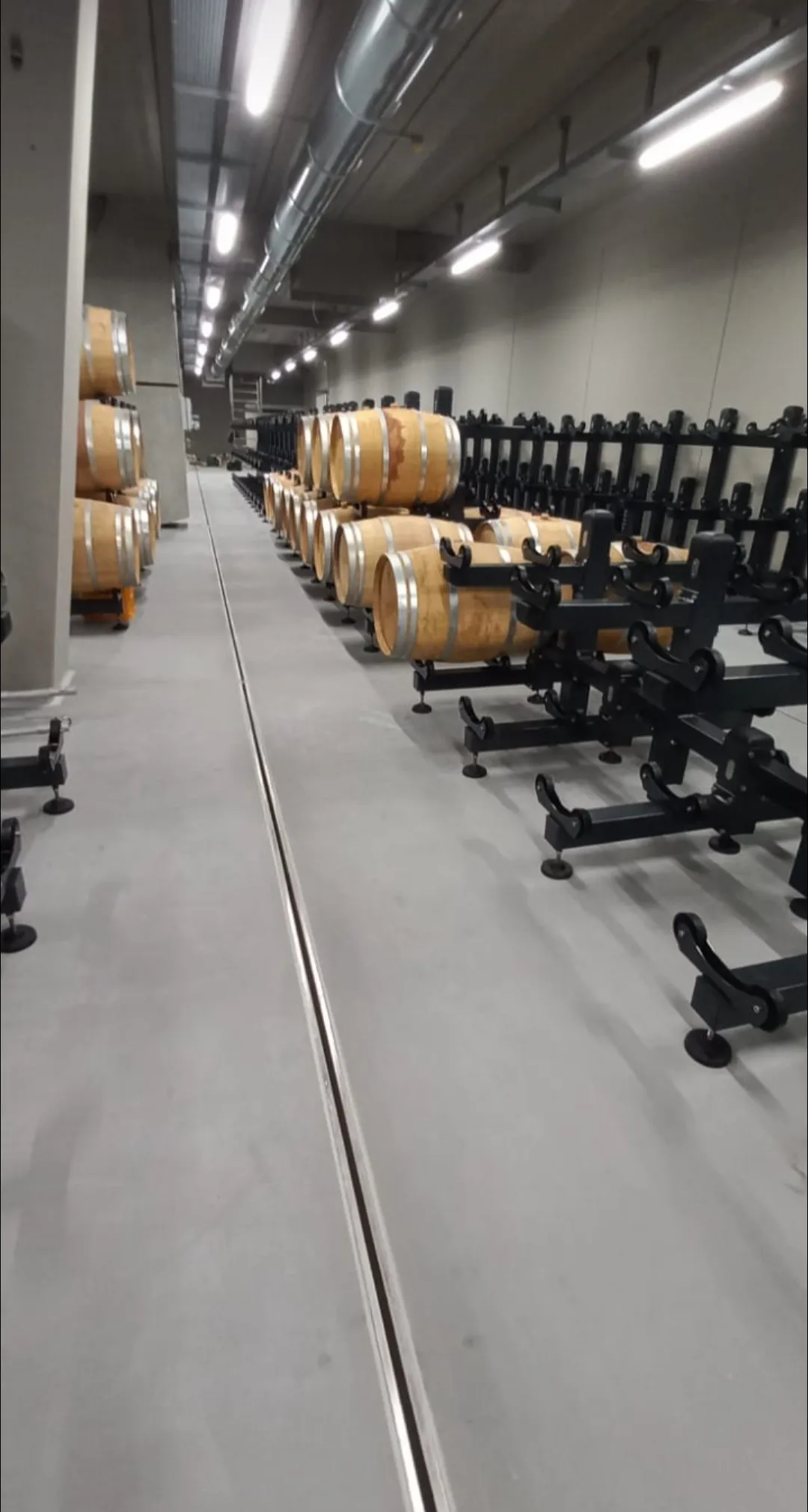 pavimento in resina per magazzino botti in cantina vinicola