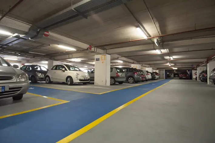 Pavimento in resina MAPEFLOOR PARKING SYSTEM RLT per il parcheggio interrato dell'Ospedale della Versilia