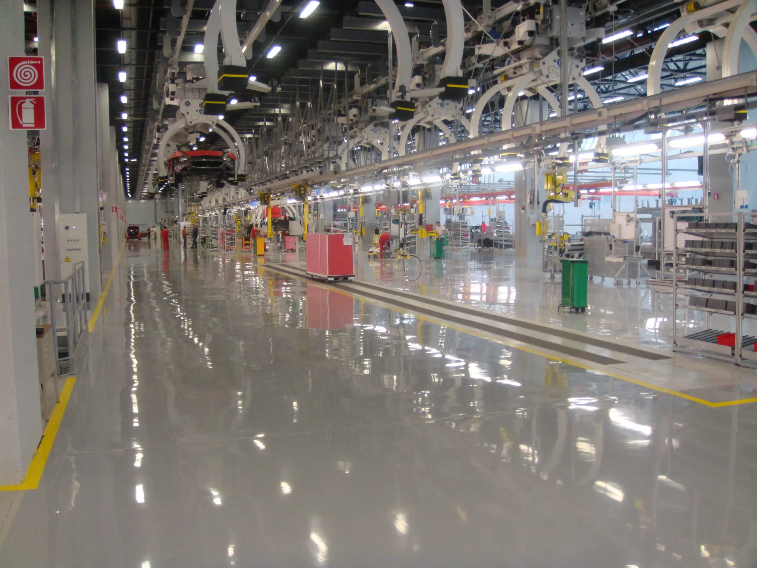 Pavimento in resina MAPEI MAPEFLOOR SYSTEM 33 per lo stabilimento Ferrari