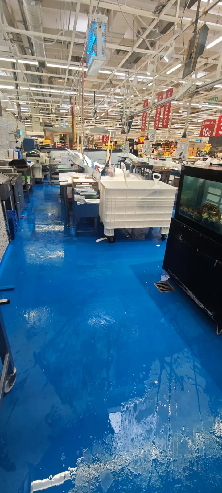 Prima pavimenti in poliuretano-cemento per il reparto pescheria di carrefour montecucco a Torino