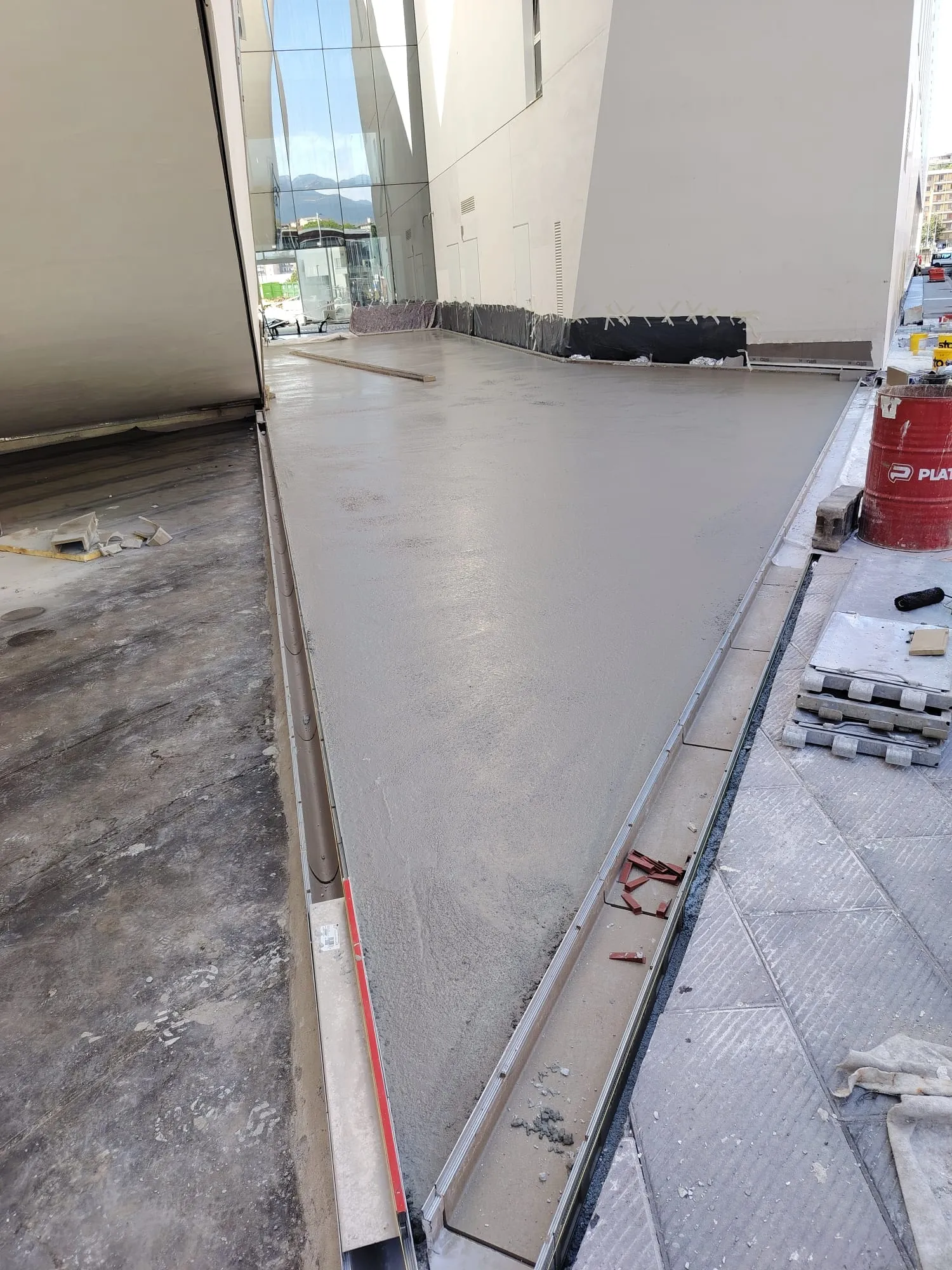 Nuova sede Findomestic a Firenze: Pavimenti in Calcestruzzo Staggiati per il successivo rivestimento con PRIMA GROUND® – Calcestruzzo architettonico in sasso lavato a vista