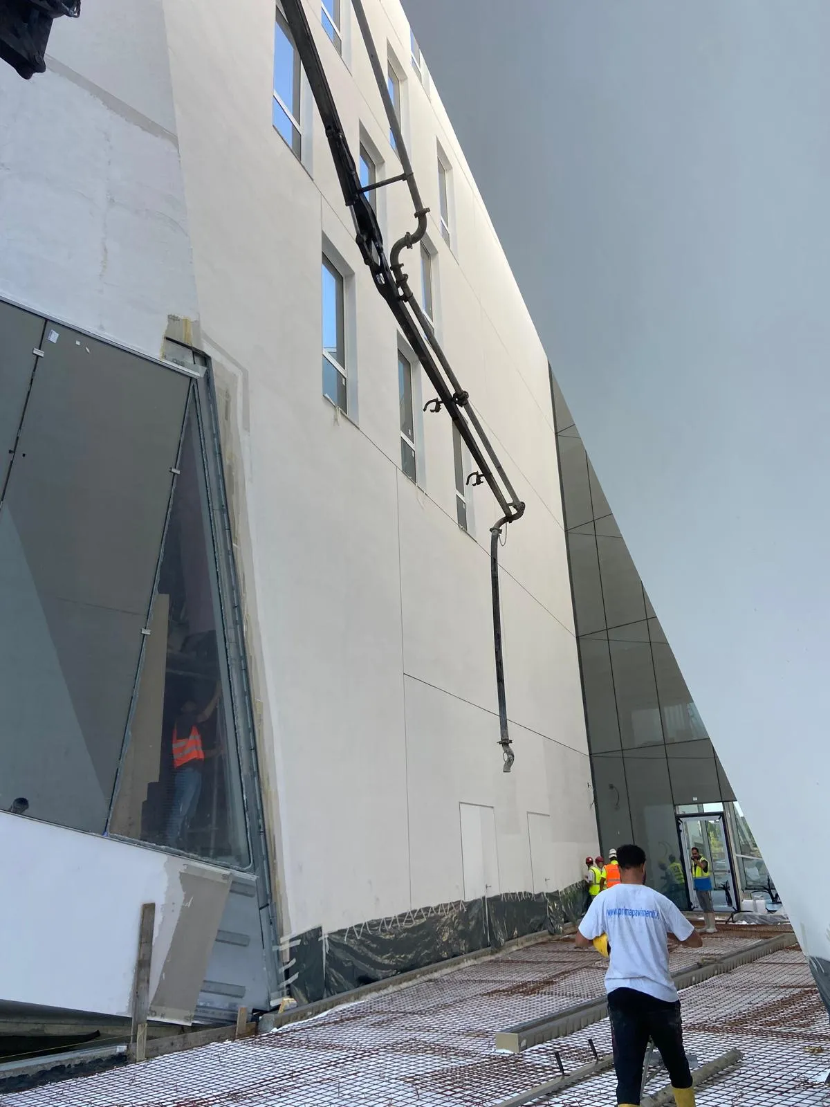 Nuova sede Findomestic a Firenze: Pavimenti in Calcestruzzo Staggiati per il successivo rivestimento con PRIMA GROUND® – Calcestruzzo architettonico in sasso lavato a vista