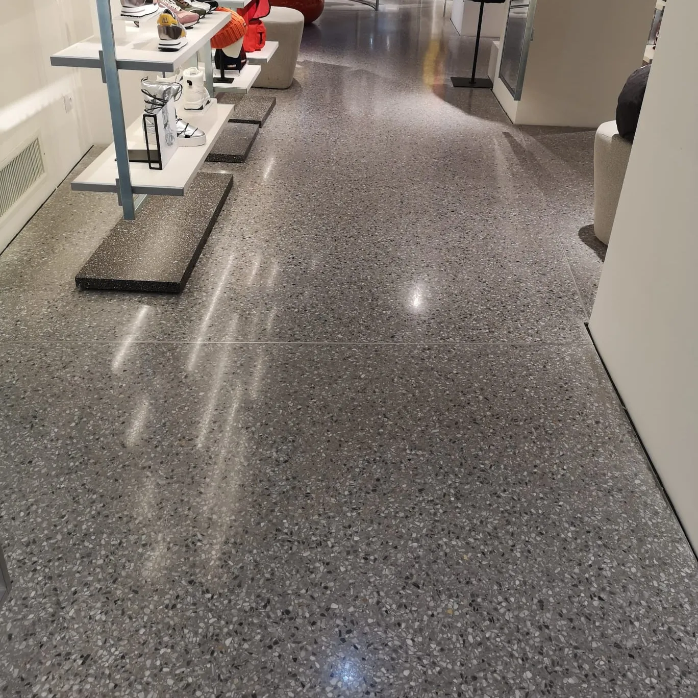 Pavimenti in resina : Mapei Ultratop System Effetto Terrazzo in oncept store