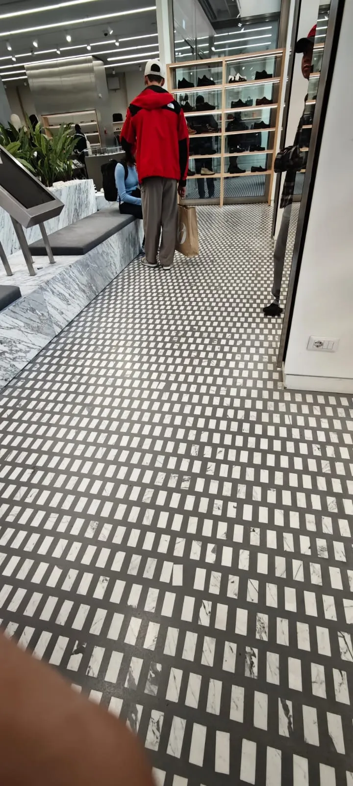 END Milano Pavimento resina effetto cemento con inserti in marmo