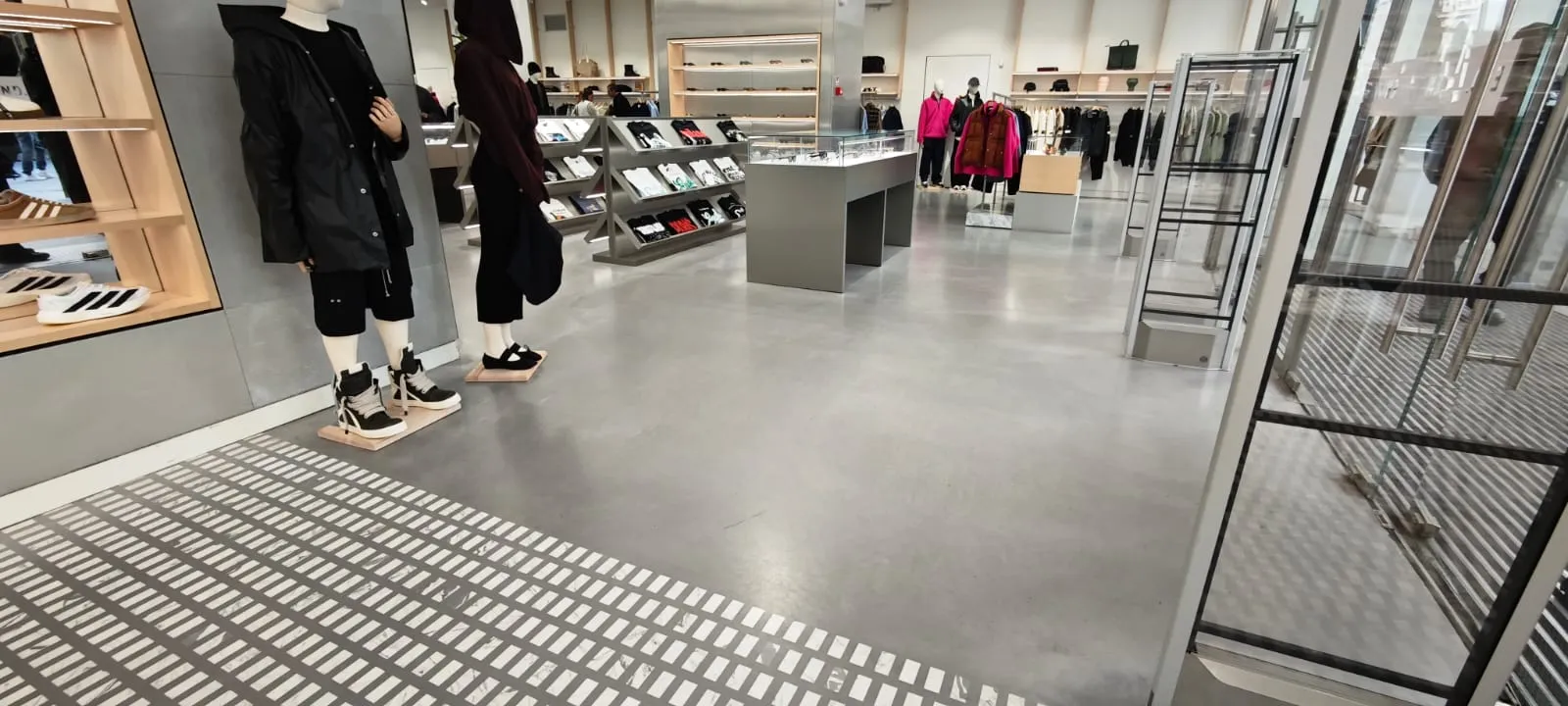 END Milano Pavimento resina effetto cemento e con inserti in marmo