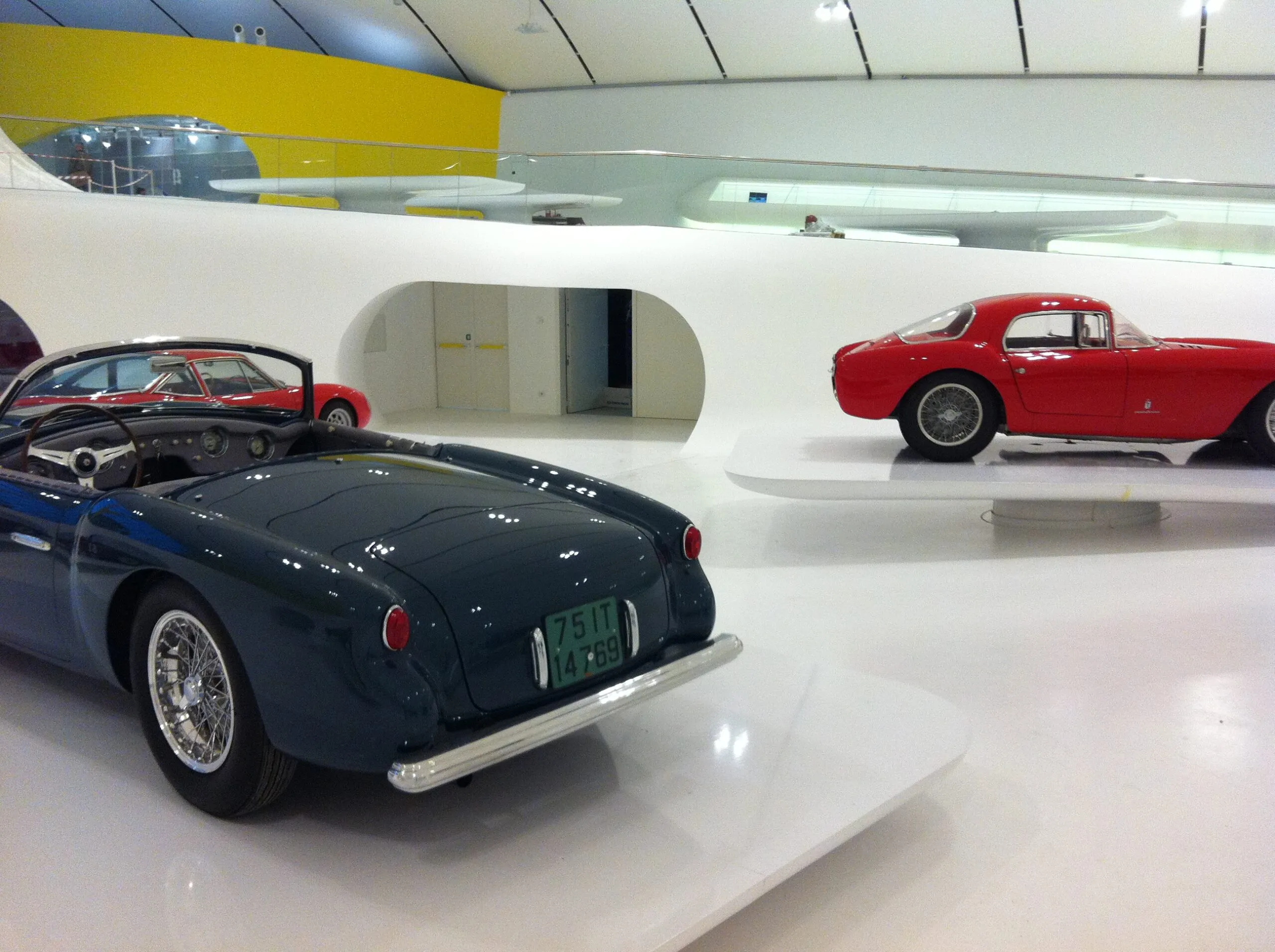 MEF Museo Enzo Ferrari pavimenti in resina bianco lucido