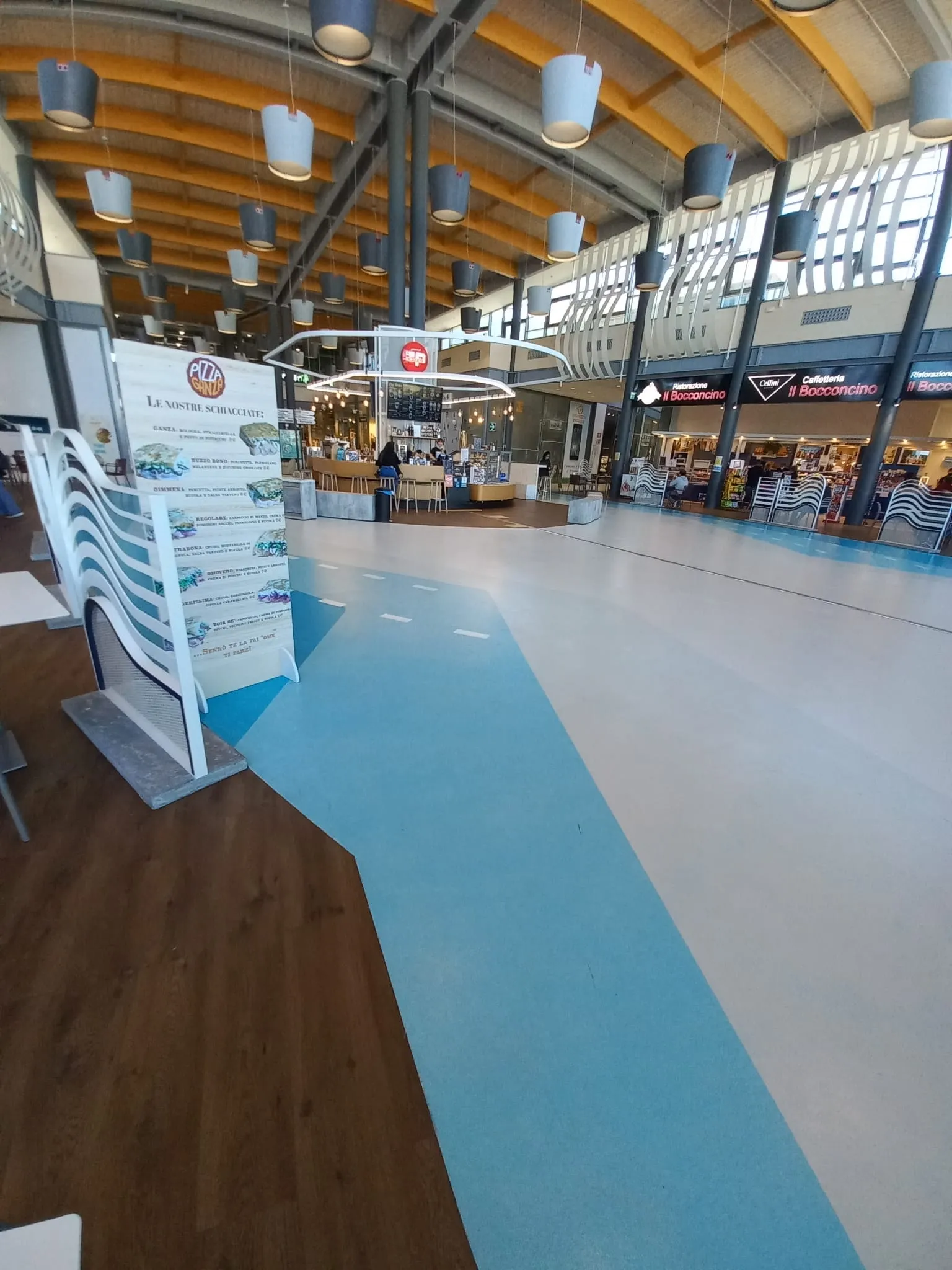 Pavimenti in resina e PVC effetto legno rovere Centro Commerciale Levante