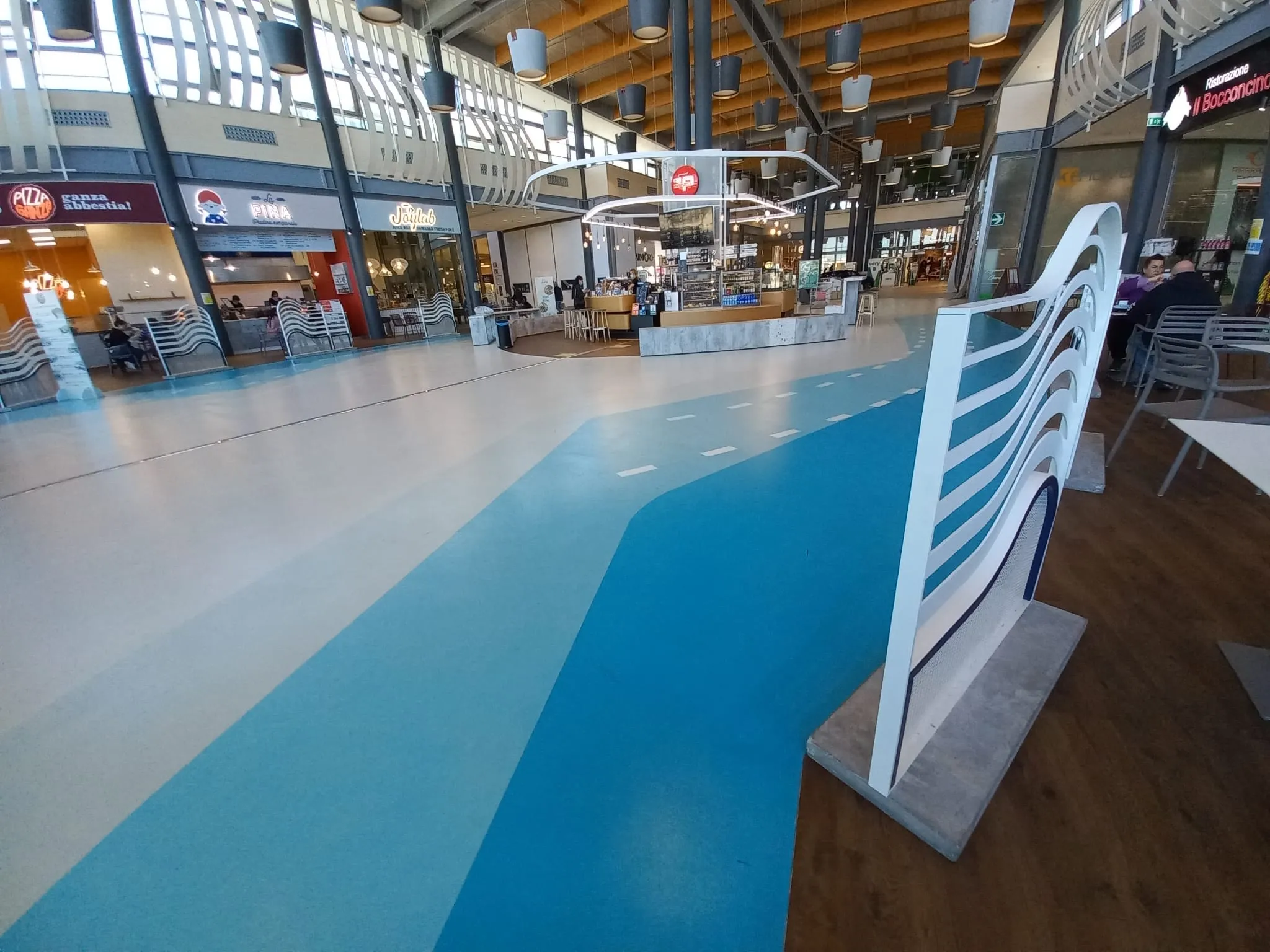 Pavimenti in resina e PVC effetto legno rovere Centro Commerciale Levante