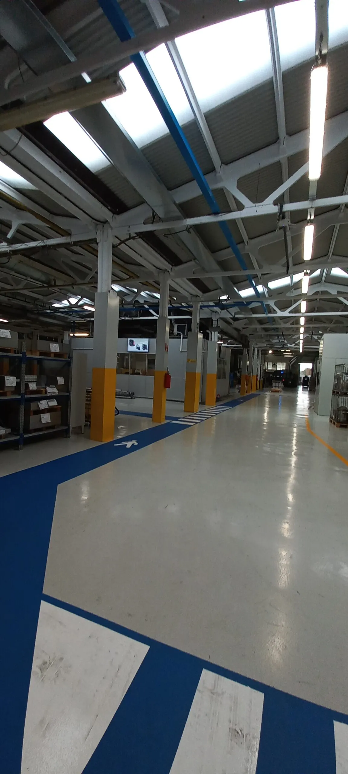 Pavimenti in resina e segnaletica industria imballaggi metallici