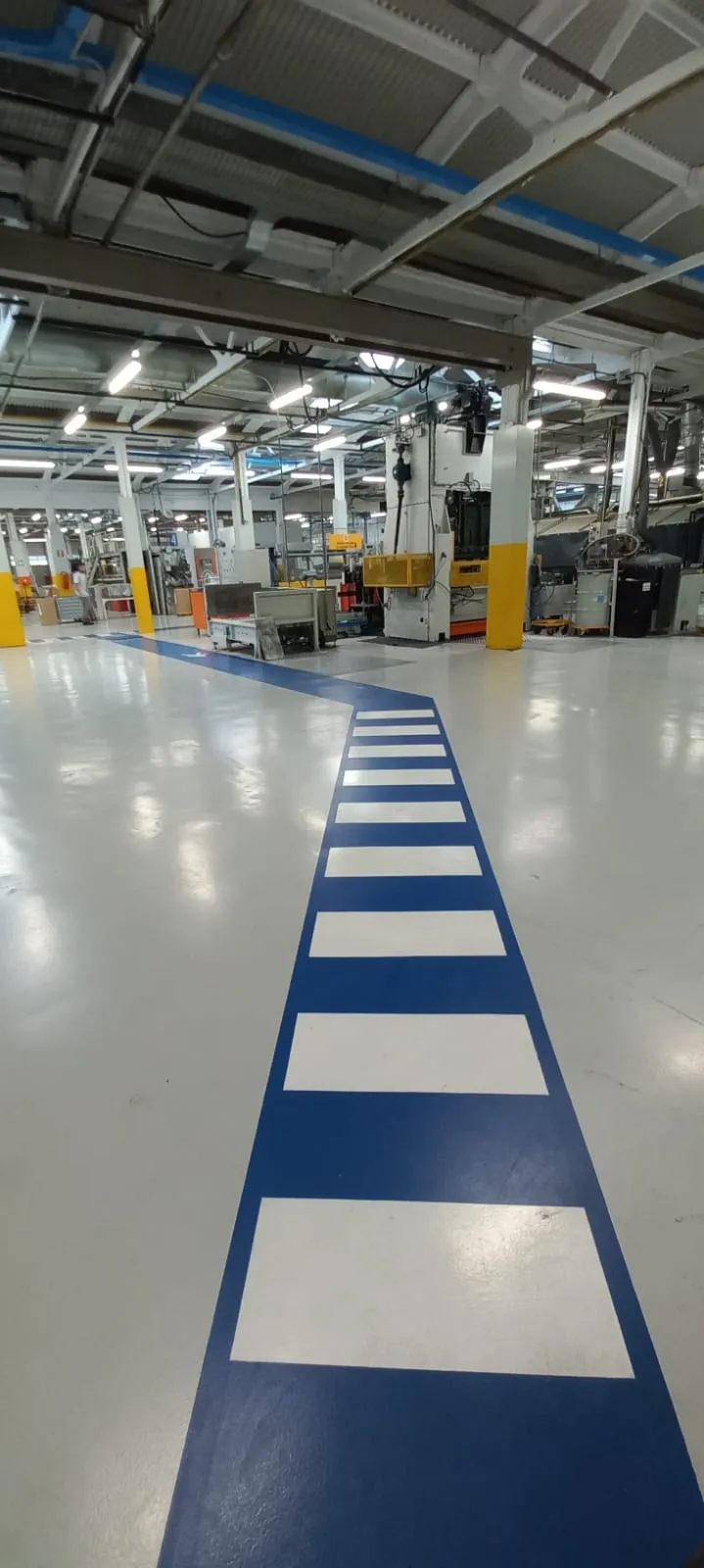 Pavimenti in resina e segnaletica industria imballaggi metallici