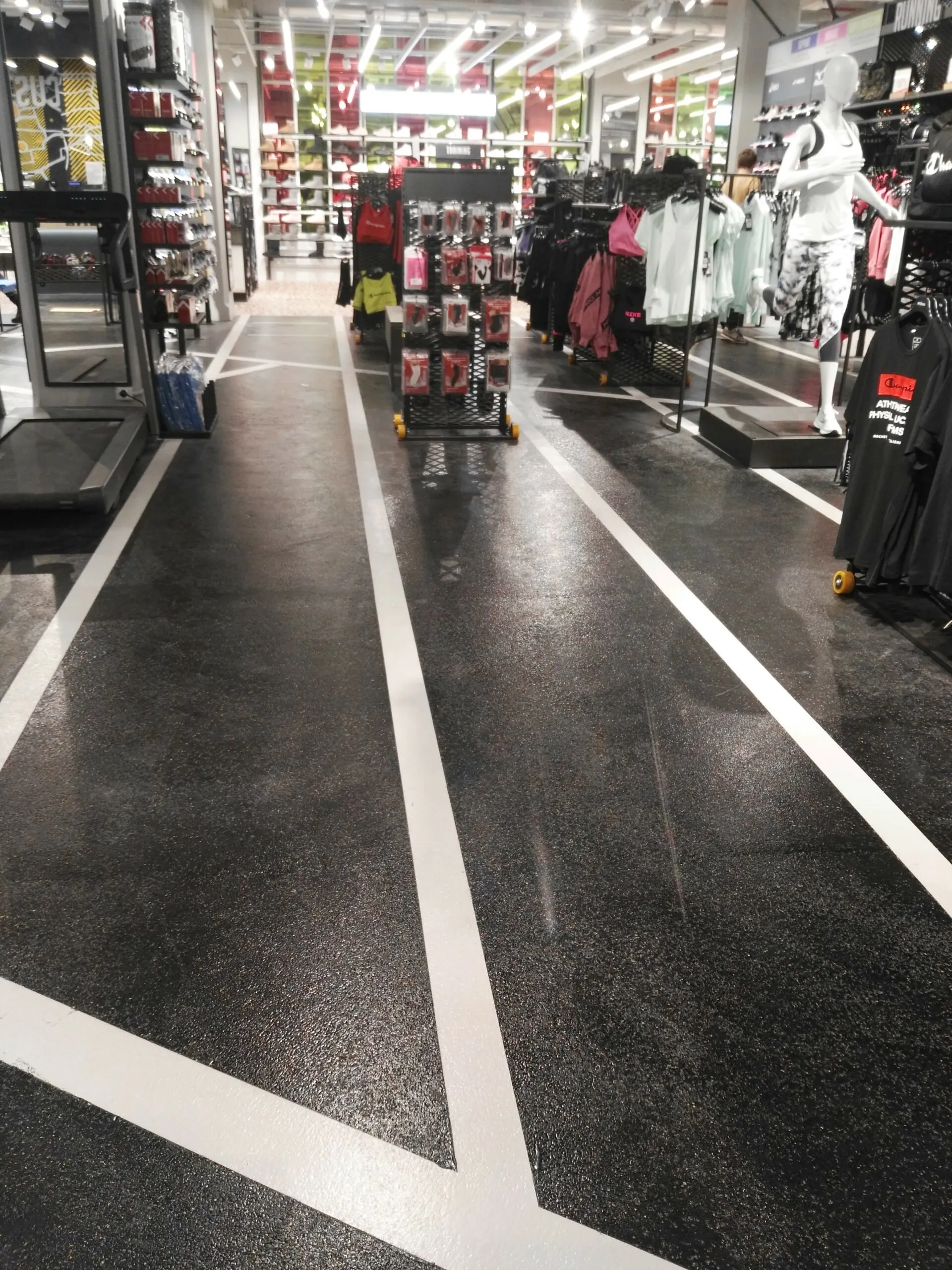 Game7 Lingotto Torino: Superfici in Resina effetto asfalto Personalizzate da Prima e sport lines