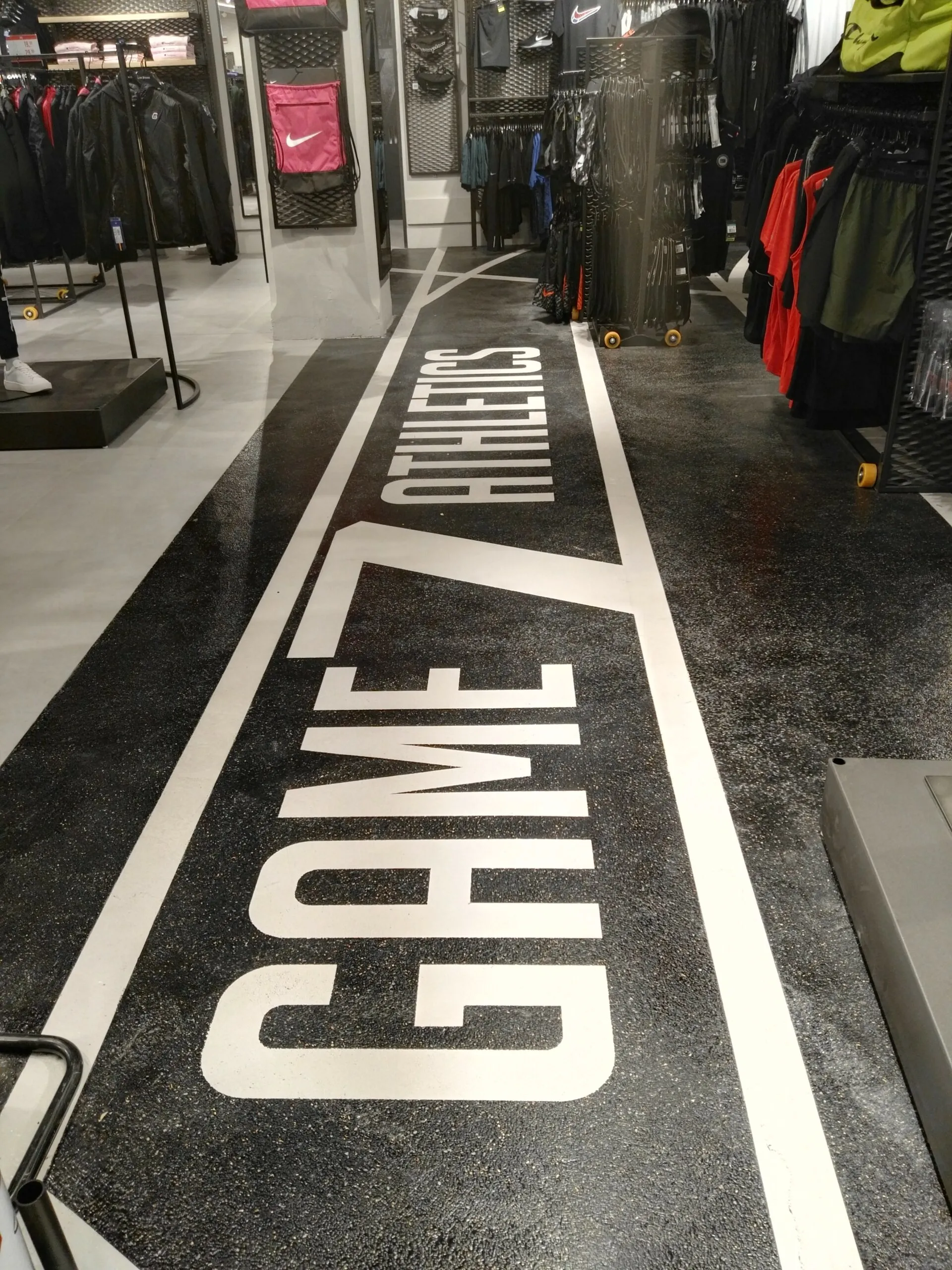 Game7 Lingotto Torino: Superfici in Resina effetto asfalto Personalizzate da Prima e logo in resina