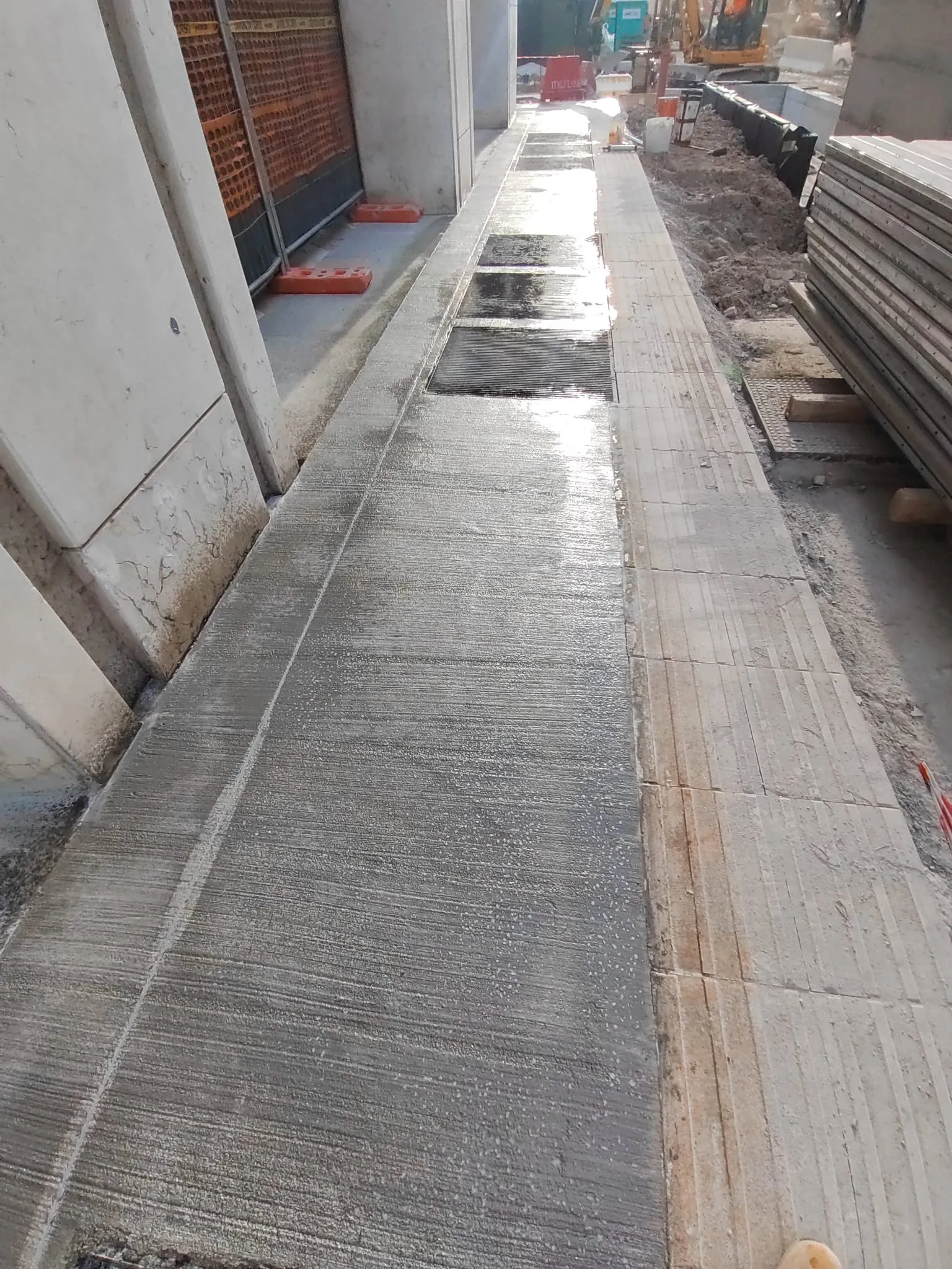 prima-pavimenti-industriali-parking-interrato-ed-esterno-via-borgogna-milano e marciapiede finitura scopata