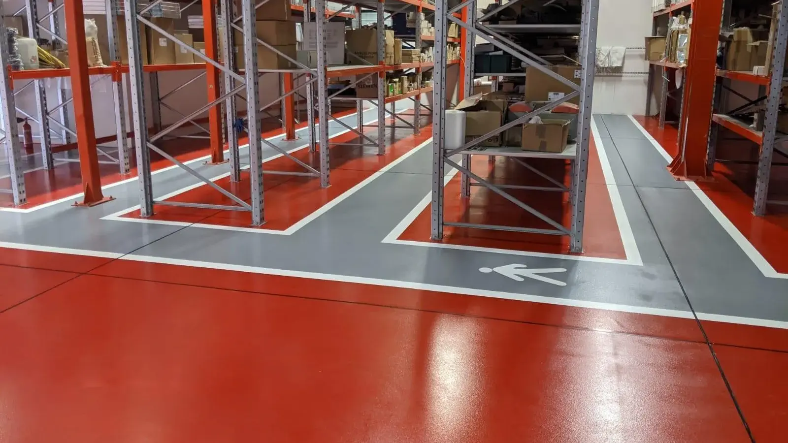 Pavimento in resina multistrato e segnaletica per magazzino