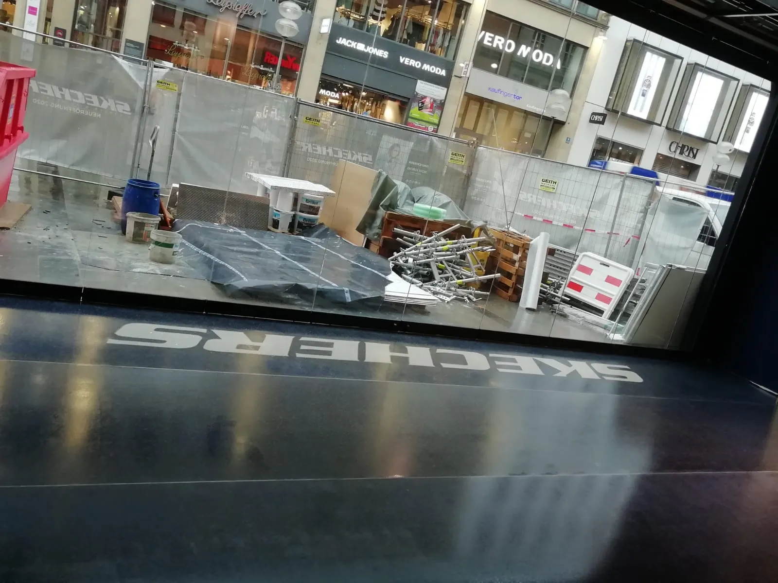 Skechers Monaco Pavimenti in Terrazzo alla veneziana e logo