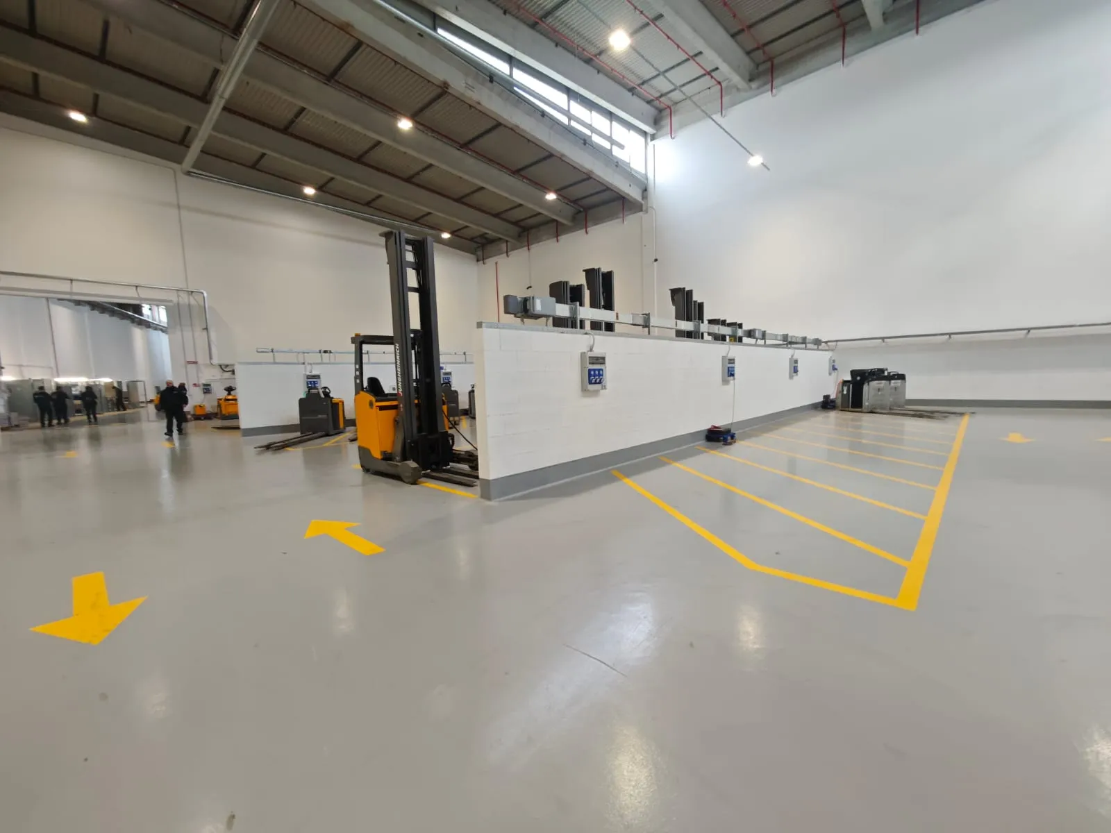 Pavimento in Resina per Area Ricarica Magazzino Logistico Mazer Fiumicino